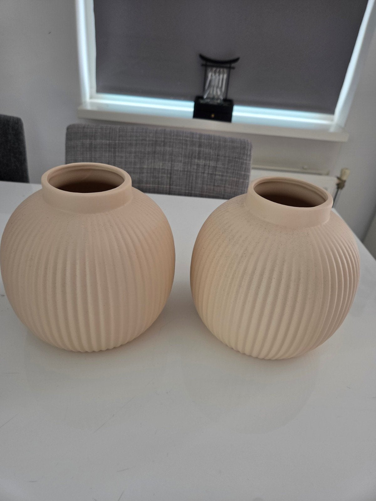 Beige/licht zalm kleurige vaasjes 2 stuks, Ophalen, Zo goed als nieuw, Beige, Overige materialen