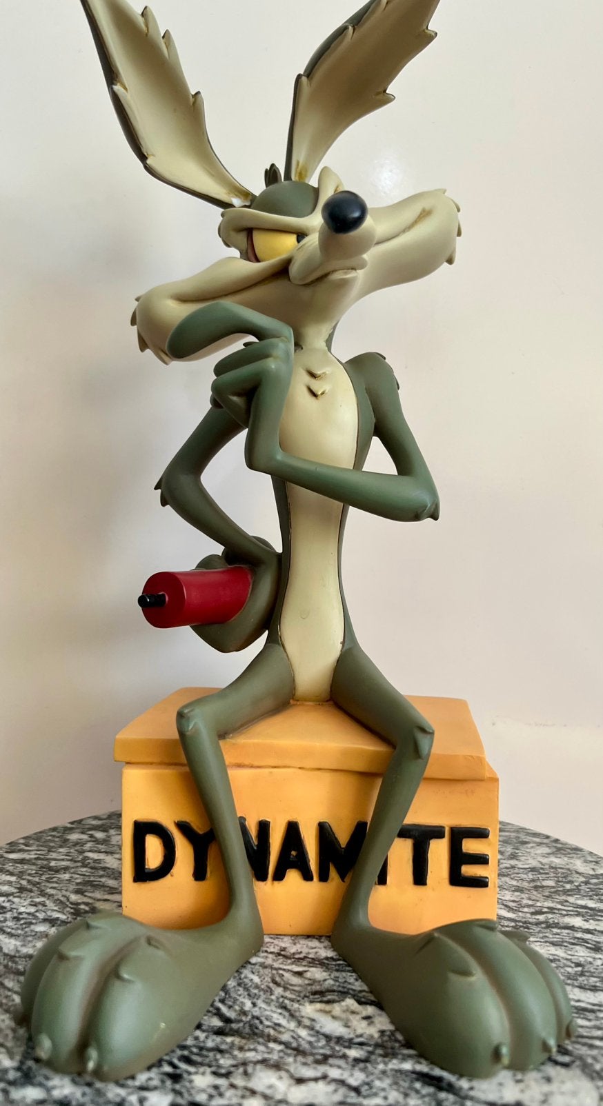Wile E. Coyote & Dynamite Beeldje – Looney Tunes., Ophalen, Overige figuren, Zo goed als nieuw, Beeldje of Figuurtje