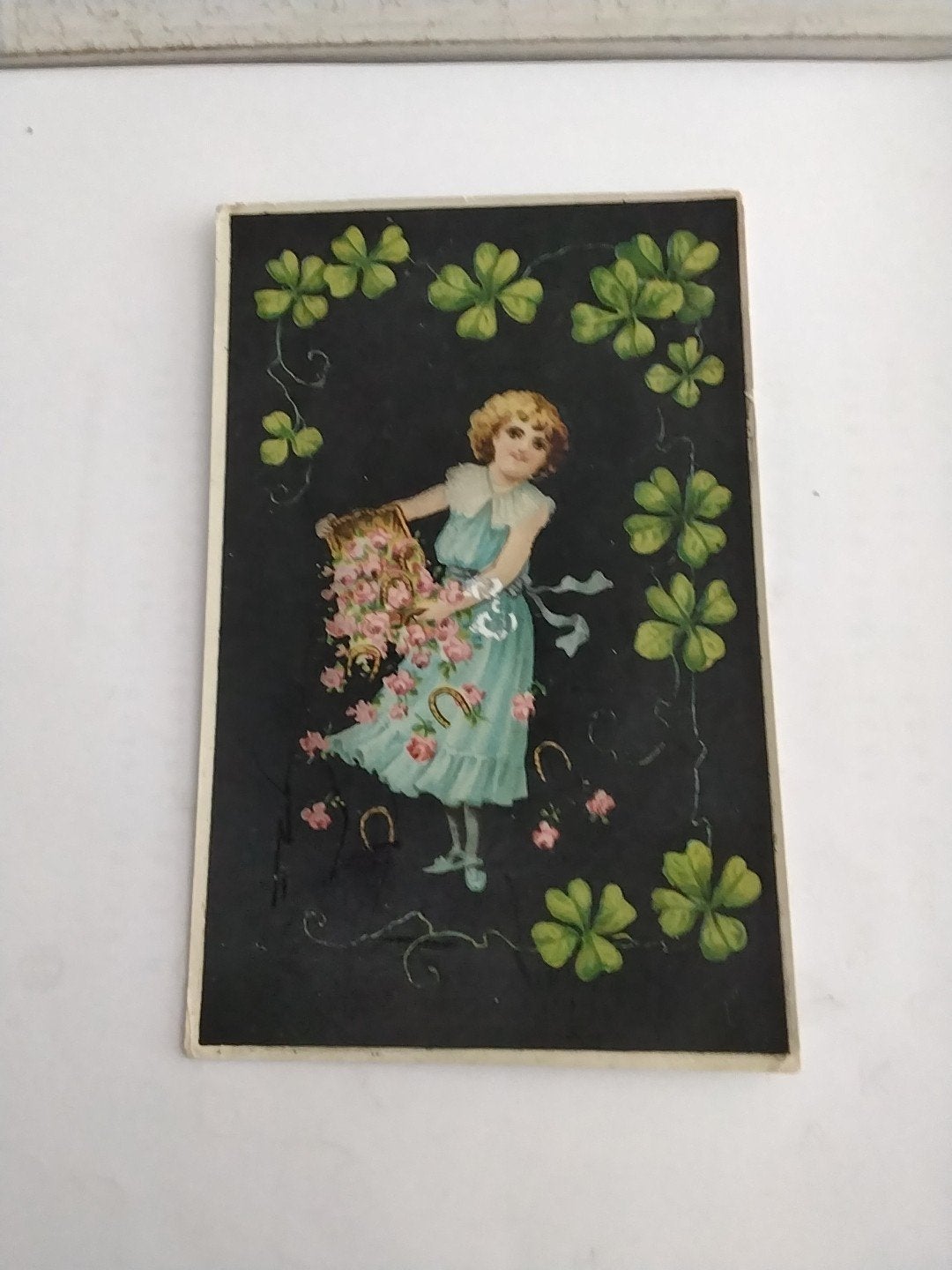 Antieke Gelukspostkaart met Klavertjes Vier en Meisje, Ophalen of Verzenden, Voor 1920, Gelopen
