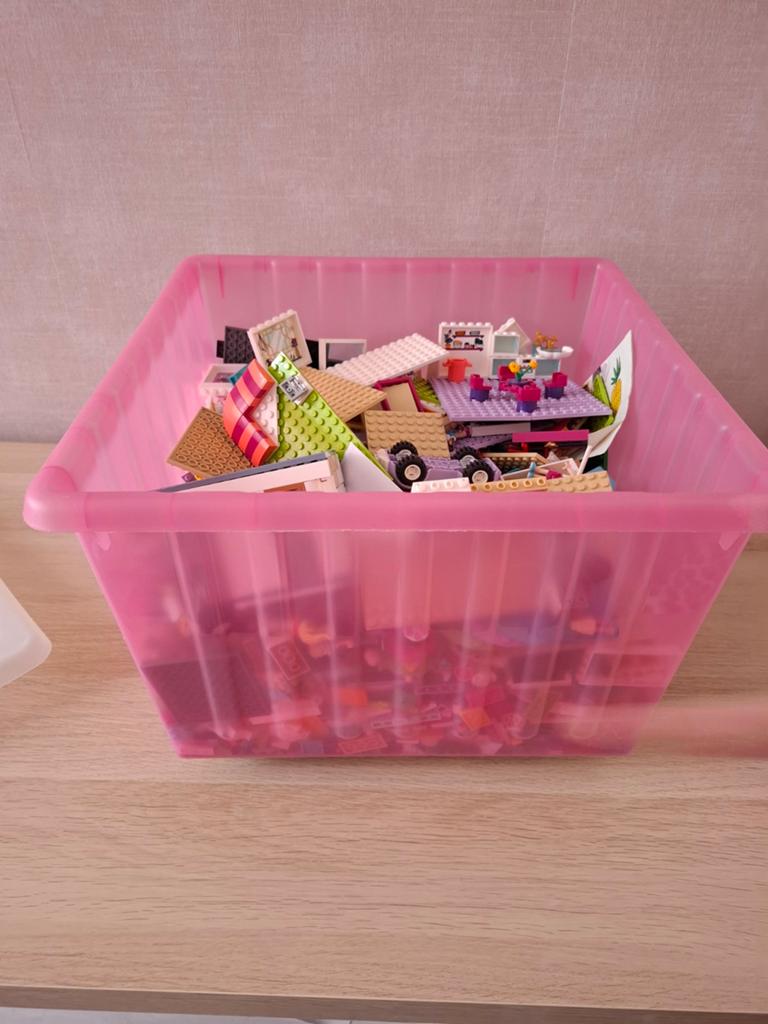 Lego Friends Bak met diverse sets: huis, kapper, dierenarts, Ophalen of Verzenden, Gebruikt