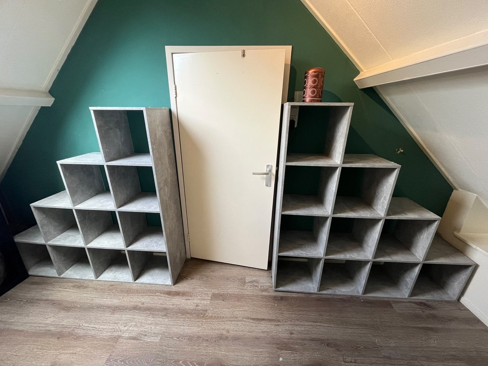 Drie grijze kubus kasten voor schuine wand, Ophalen, Met plank(en), Gebruikt, 100 tot 150 cm