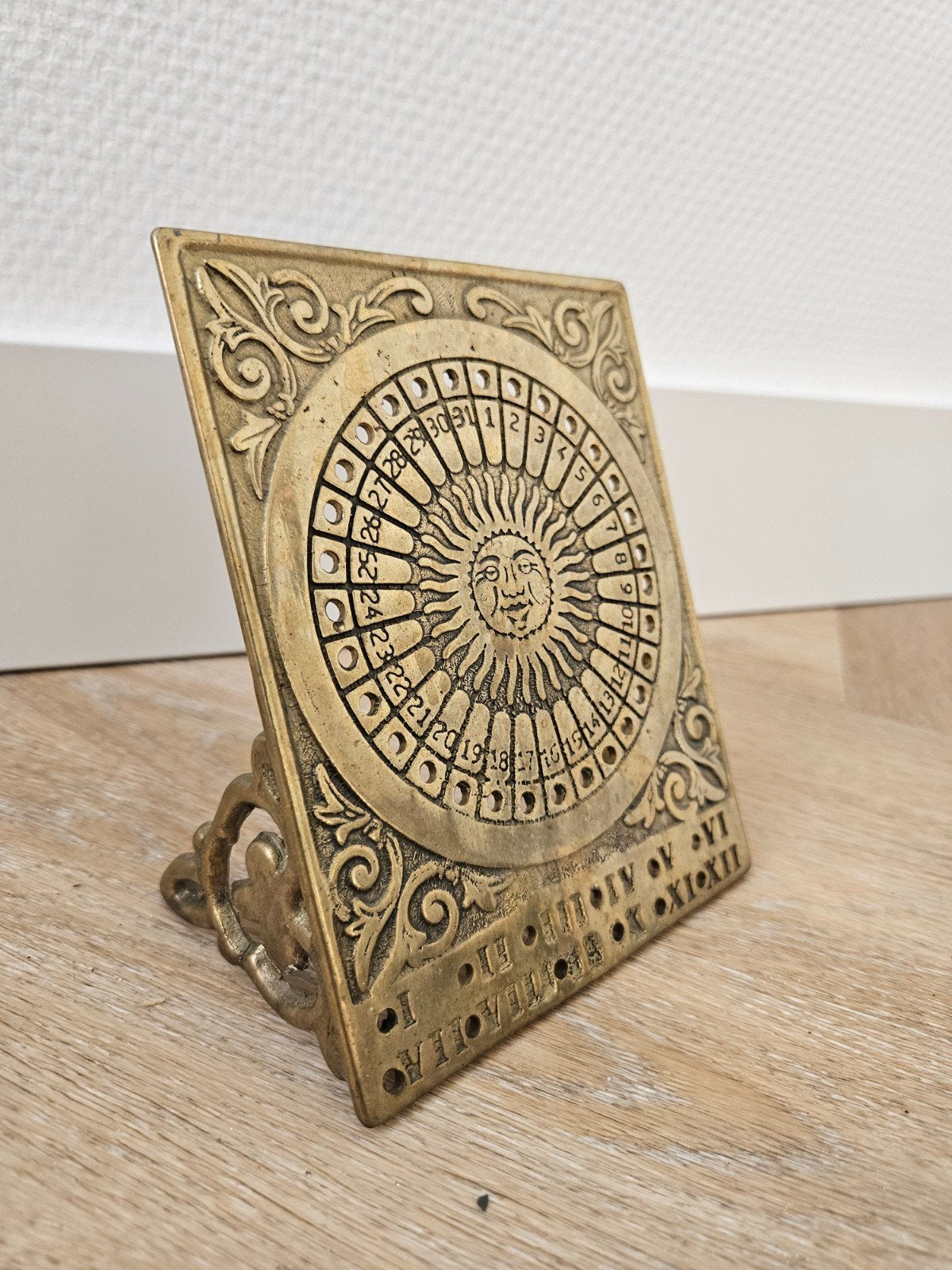 Antieke messing zonnewijzer/kalender met zonnegravure, Antiek en Kunst, Ophalen of Verzenden