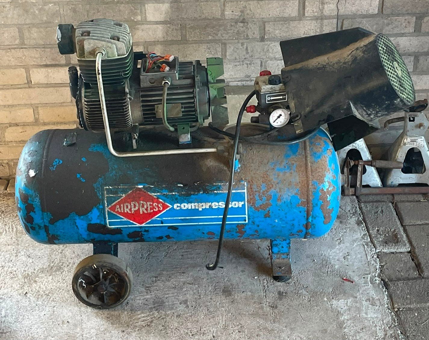 Compressor te koop voor onderdelen, Doe-het-zelf en Verbouw, Minder dan 25 liter, Ophalen, Gebruikt, Minder dan 200 liter/min
