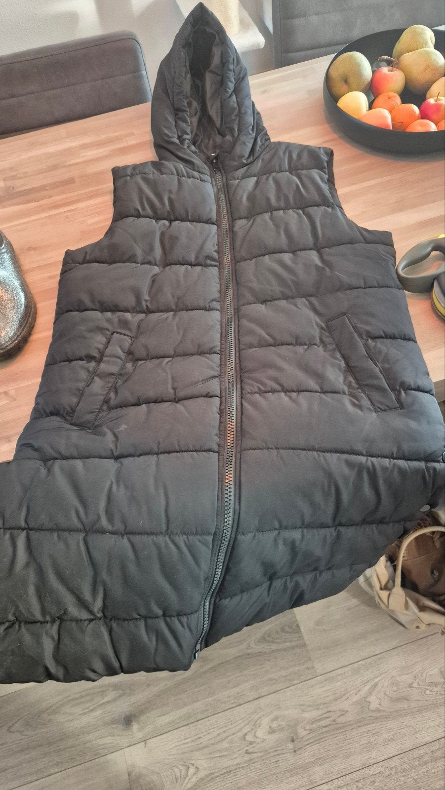 Zwarte gewatteerde bodywarmer met capuchon, Kleding | Dames, Ophalen, Zwart, Maat 42/44 (L), Zo goed als nieuw