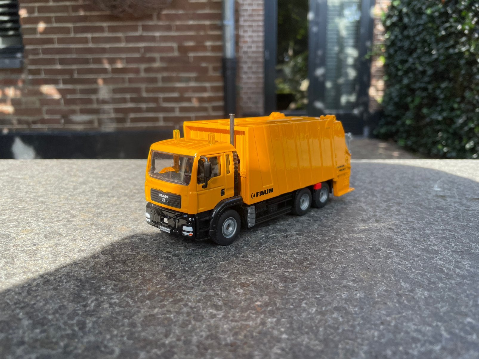Siku 2937 - MAN TGA vuilniswagen oranje, Hobby en Vrije tijd, Ophalen of Verzenden, Nieuw, Bus of Vrachtwagen, SIKU