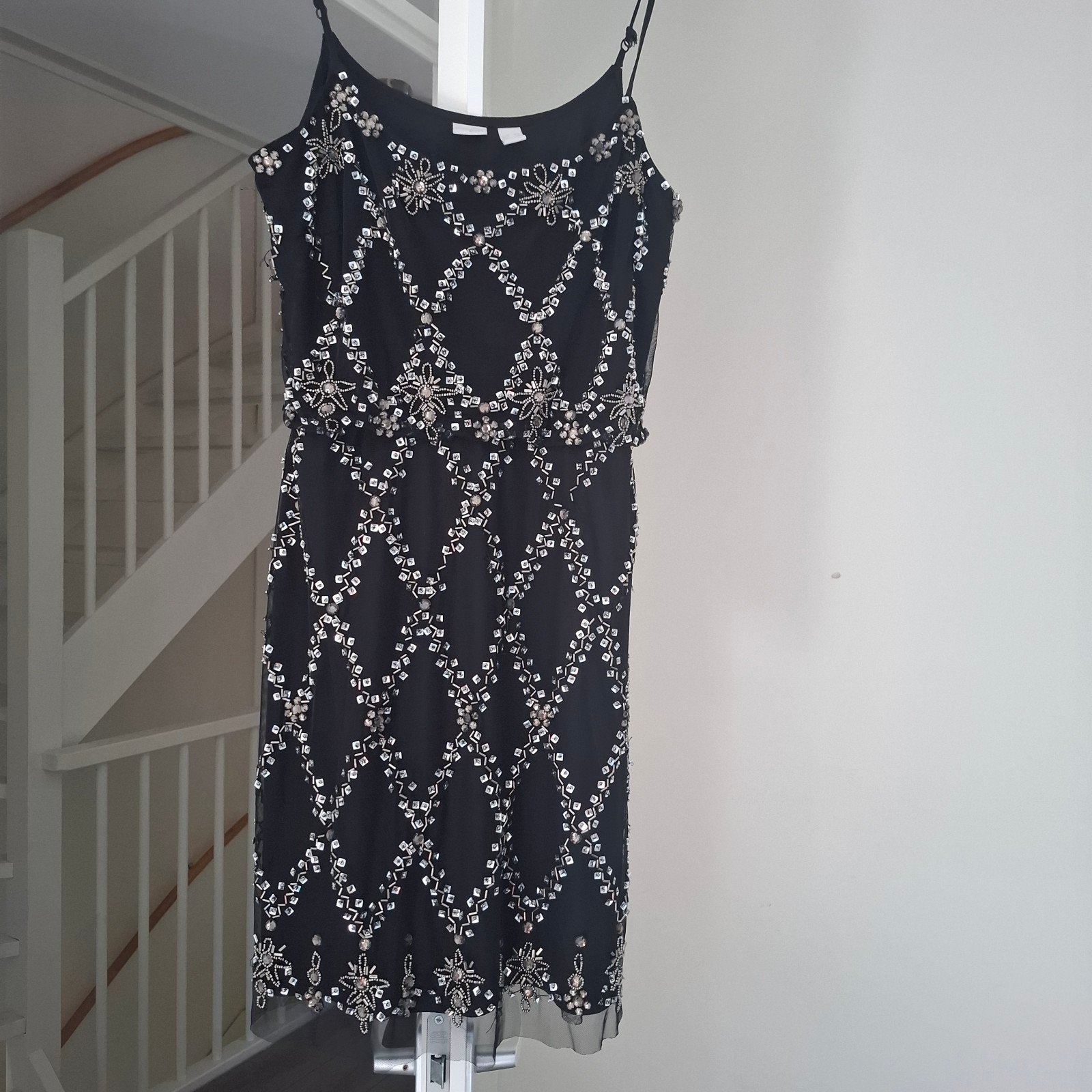 Partydress glitter zilver met zwart op de knie, Kleding | Dames, Ophalen of Verzenden, Zo goed als nieuw, Maat 42/44 (L), Zwart