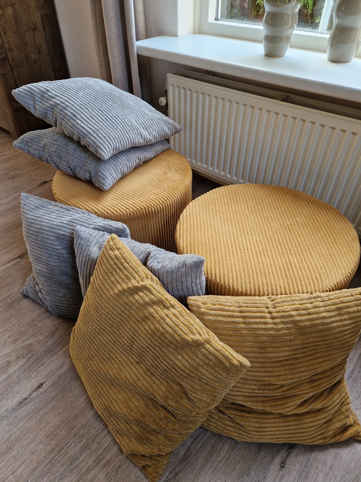 **Set van 2 ribfluwelen poefs met kussens ***, Ophalen, Meerkleurig, Zo goed als nieuw, Modern