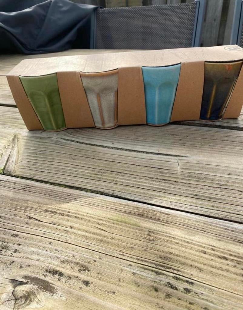 Set van 4 gekleurde kopjes in doos, Ophalen, Keramiek, Nieuw, Effen
