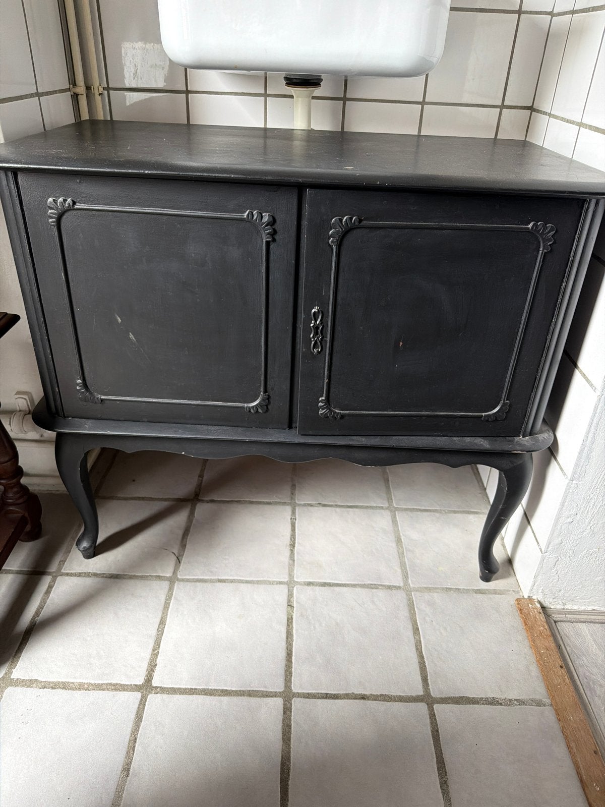 Zwart geschilderd vintage kastje met sierlijke details, Antiek en Kunst, Antiek | Meubels | Kasten, Ophalen
