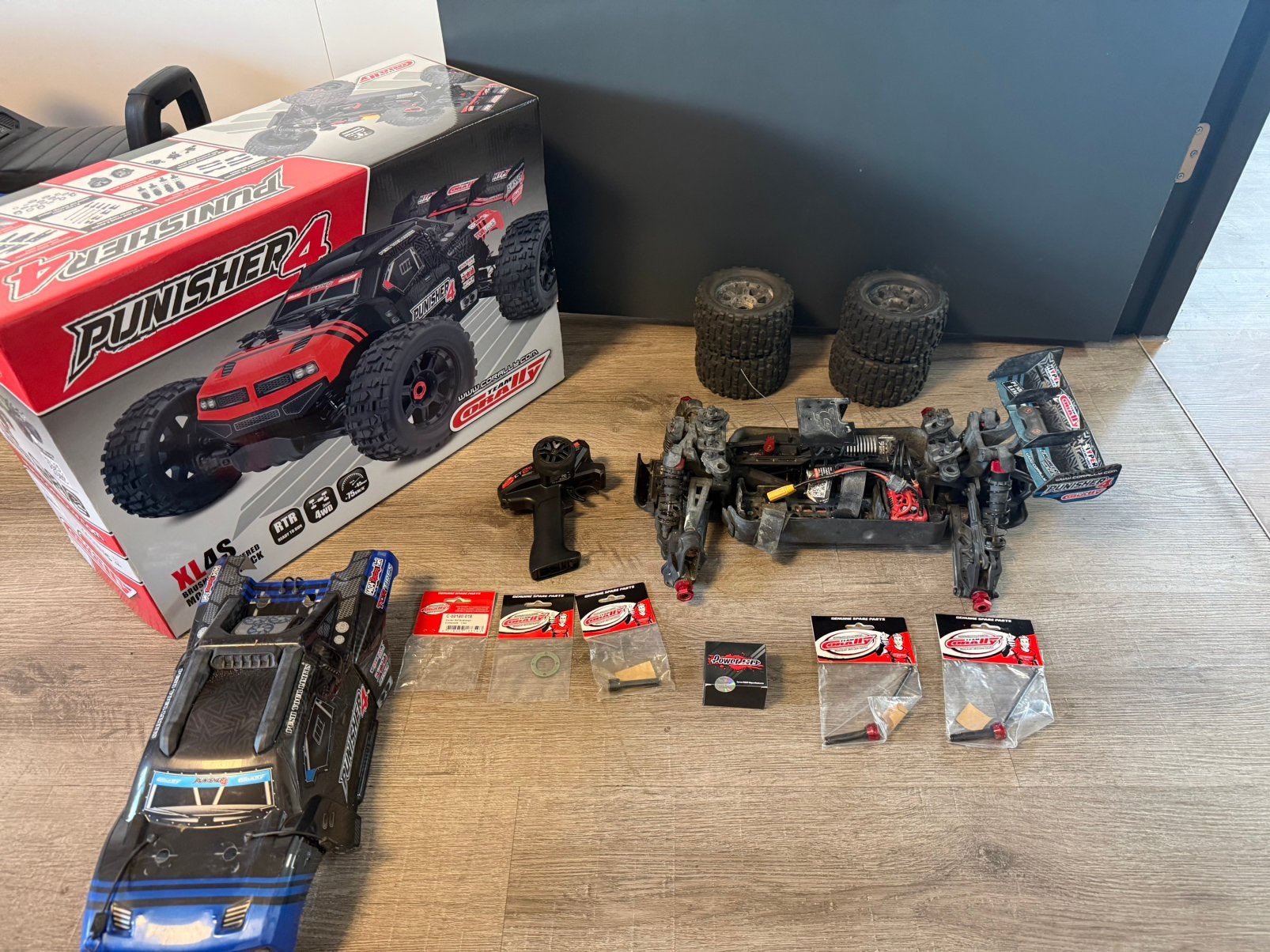 Team Corally Punisher 4 brushless truggy - Blauw ONDERDELEN, Benzine, Gebruikt, Auto offroad, Geelseweg 80, Olen, Belgie