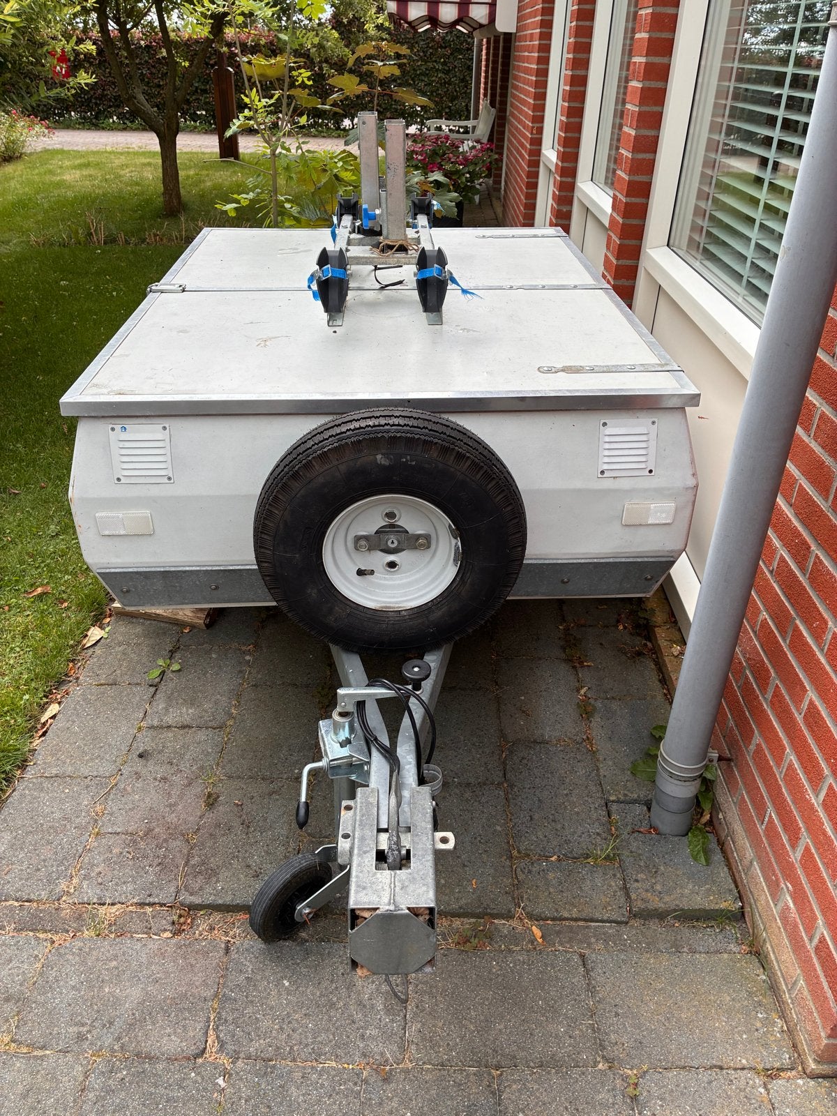 Compacte aanhangwagen met fietsendr en Zwitserland vignet!, Ophalen, Gebruikt