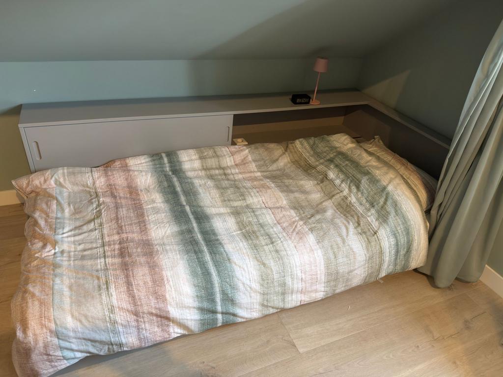 Modern grijs bed +bureau van Woood met lades en opbergruimte, Ophalen, Gebruikt, 90 cm, Eenpersoons