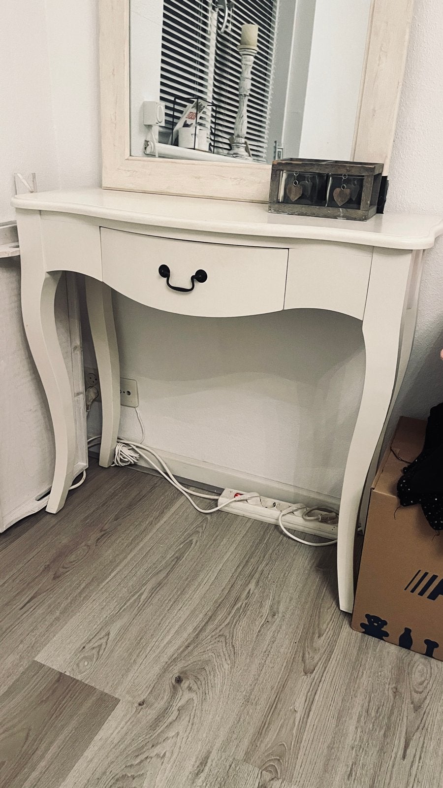 Crème dressoir met lade en sierlijke poten, Ophalen, 100 tot 150 cm, 50 tot 100 cm, Zo goed als nieuw