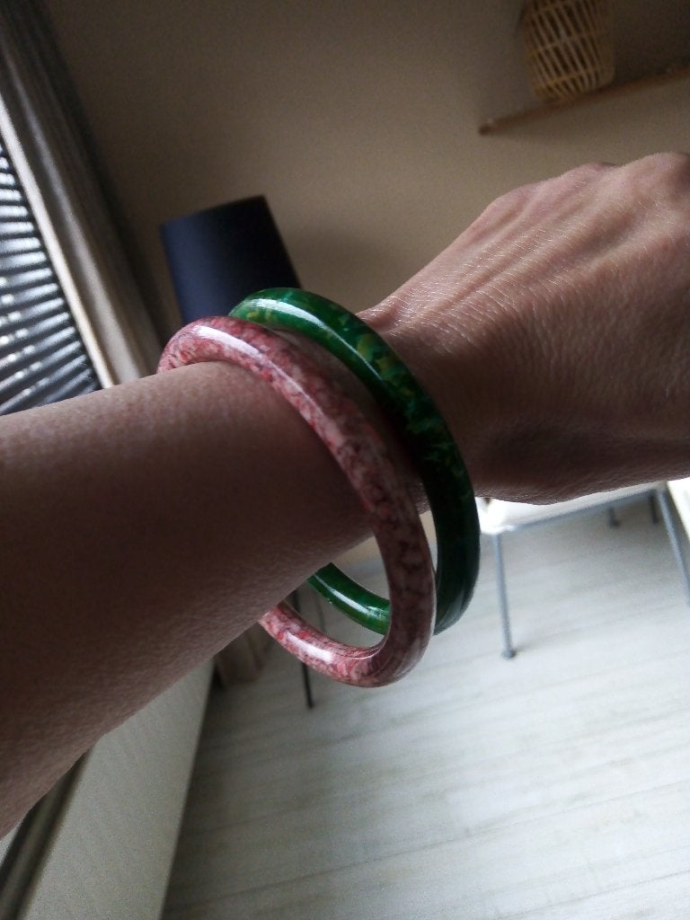 vintage 70's- 2  bohemian bangles armbanden/jade groen/zalm, Sieraden, Tassen en Uiterlijk, Armbanden, Ophalen of Verzenden, Gebruikt