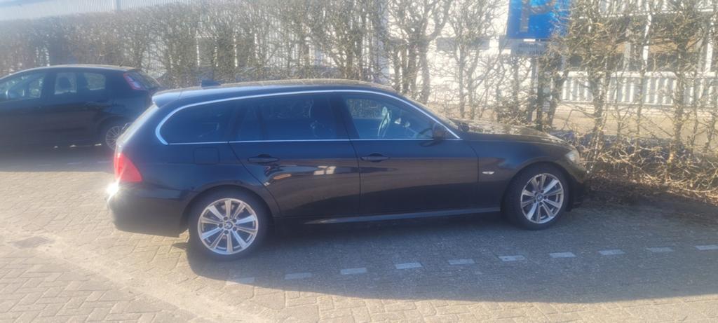 BMW 3-Serie 2.0 318 I Touring 2010 Zwart, Auto's, Achterwielaandrijving, Zwart, Zwart, Handgeschakeld