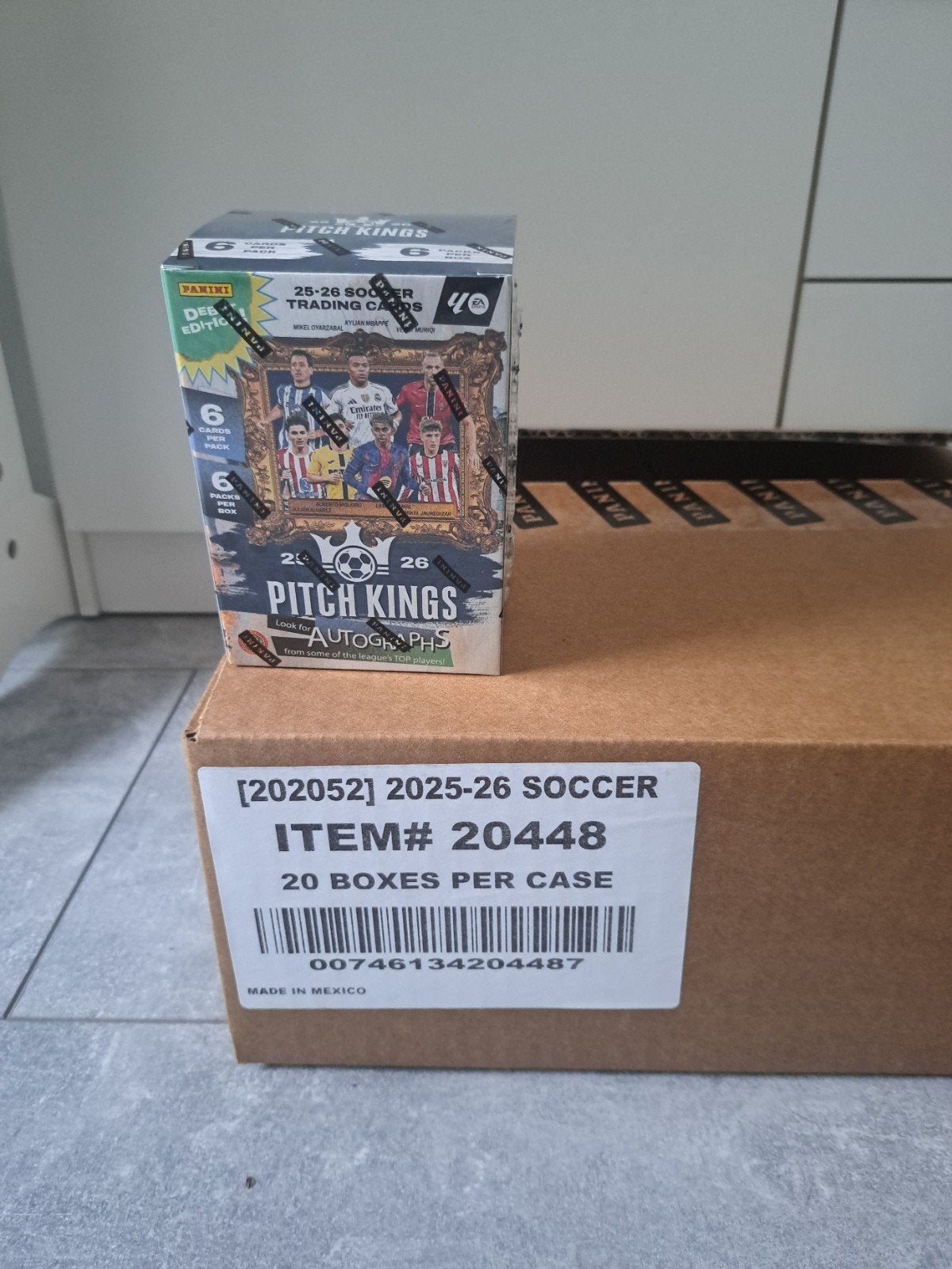 Panini Pitch Kings 2025-26 Soccer Trading Cards Box Case, Ophalen of Verzenden, Nieuw, Overige sporten, Spelerskaart