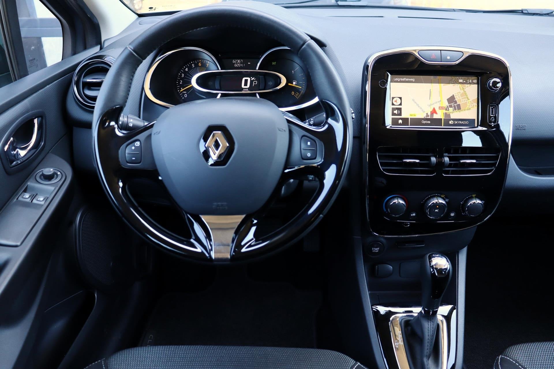 Renault Clio 1.2 Dynamique 120 PK Automaat | Trekhaak | Navi, Auto's, Euro 5, Stof, Gebruikt, Zwart