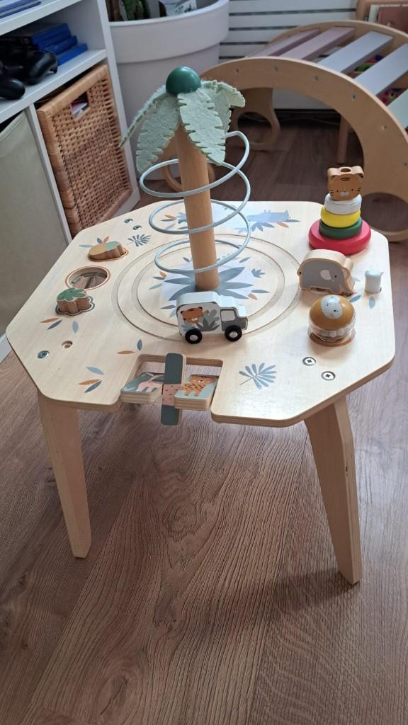 Kinder speeltafel van hout met junglethema, Kinderen en Baby's, Speelgoed | Houten speelgoed, Ophalen of Verzenden, Gebruikt, Meubelstuk of Keukentje