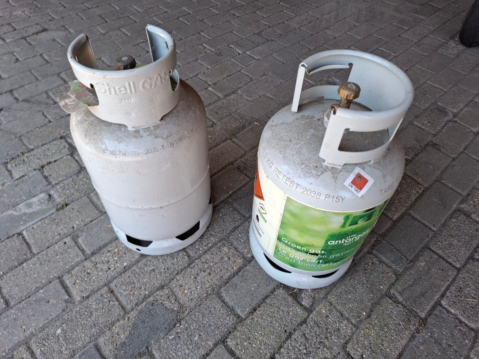 2 gasflessen leeg 2035 en 2038, Ophalen