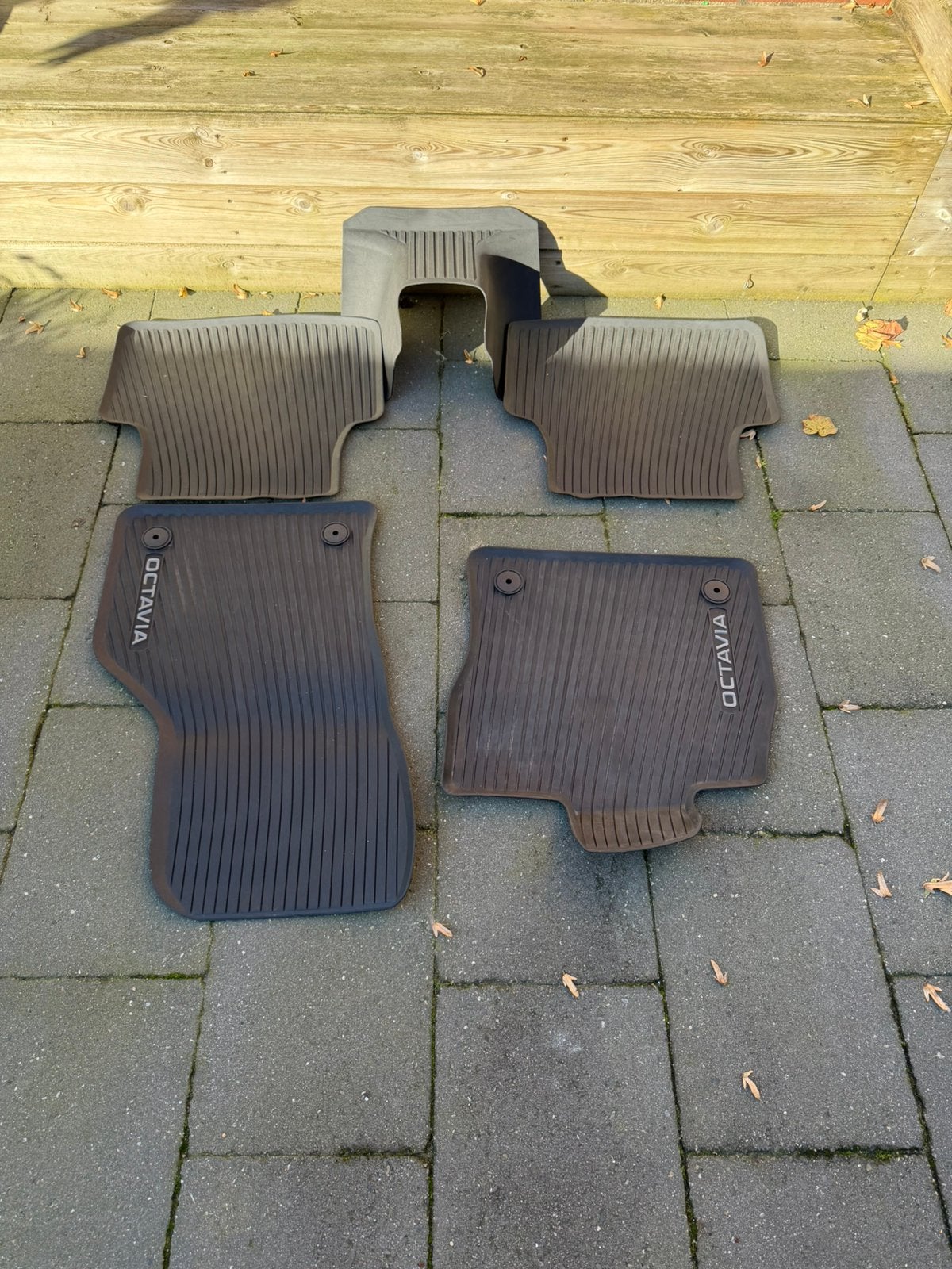 Skoda Octavia 4 all weather rubberen matten en tunnel mat, Ophalen of Verzenden, Zo goed als nieuw