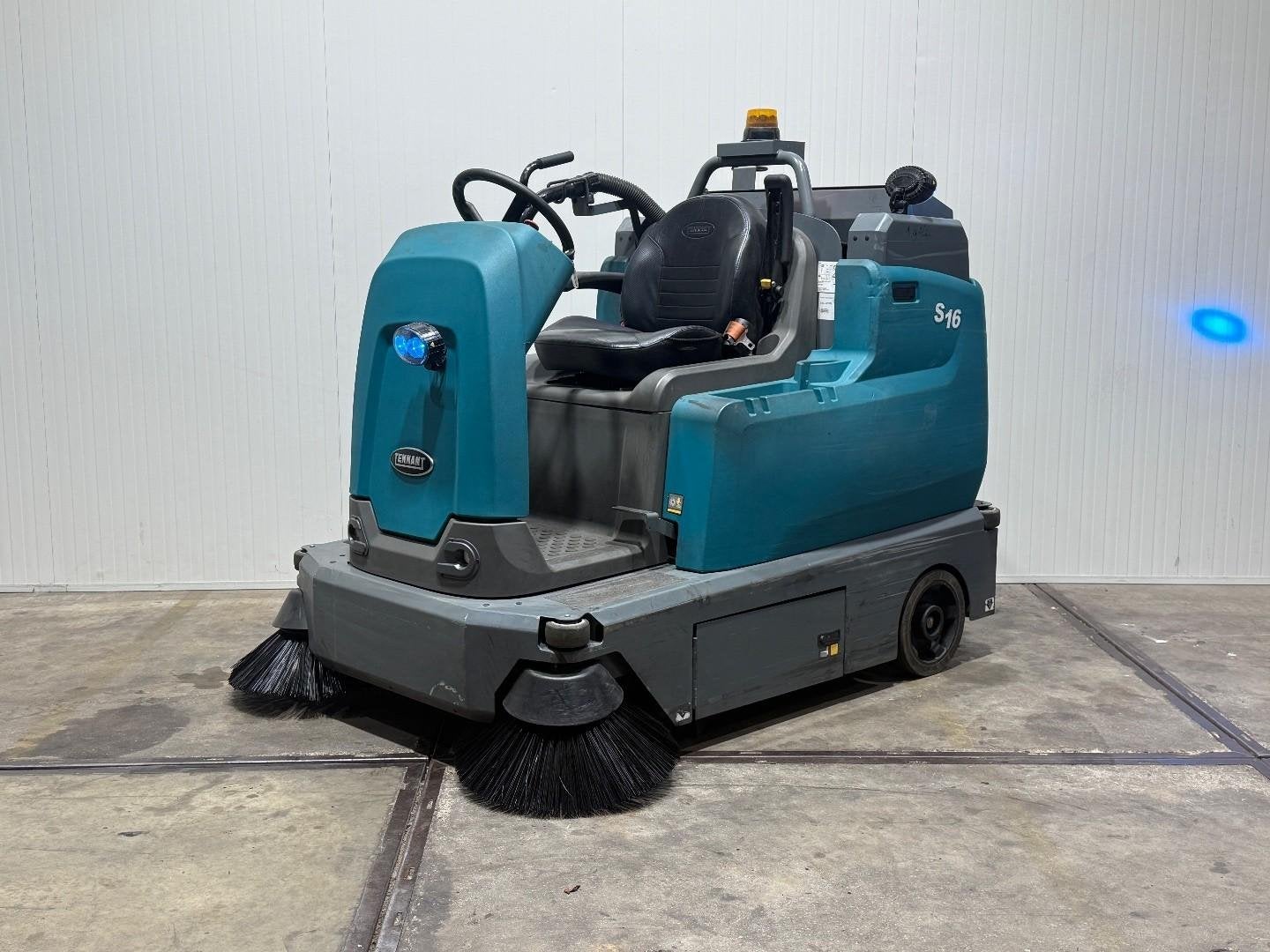 Tennant S16L Opzit veegmachine 36V 334UUR nieuwe borstels HL