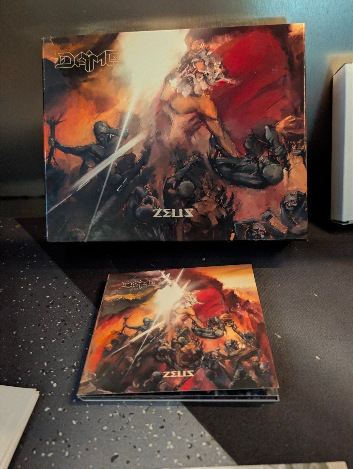 Dame Zeus Boxset Limited Edition CD, Shirt, Lamp, Poster, Ophalen of Verzenden, Zo goed als nieuw, Boxset, Bonusmateriaal