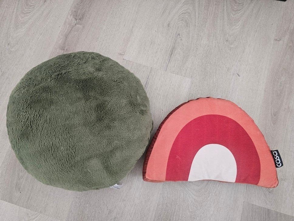 2 Leuke decoratie kussens - Groen en Rood/Wit, Huis en Inrichting, Woonaccessoires | Kussens, Ophalen, Overige merken, Gebruikt