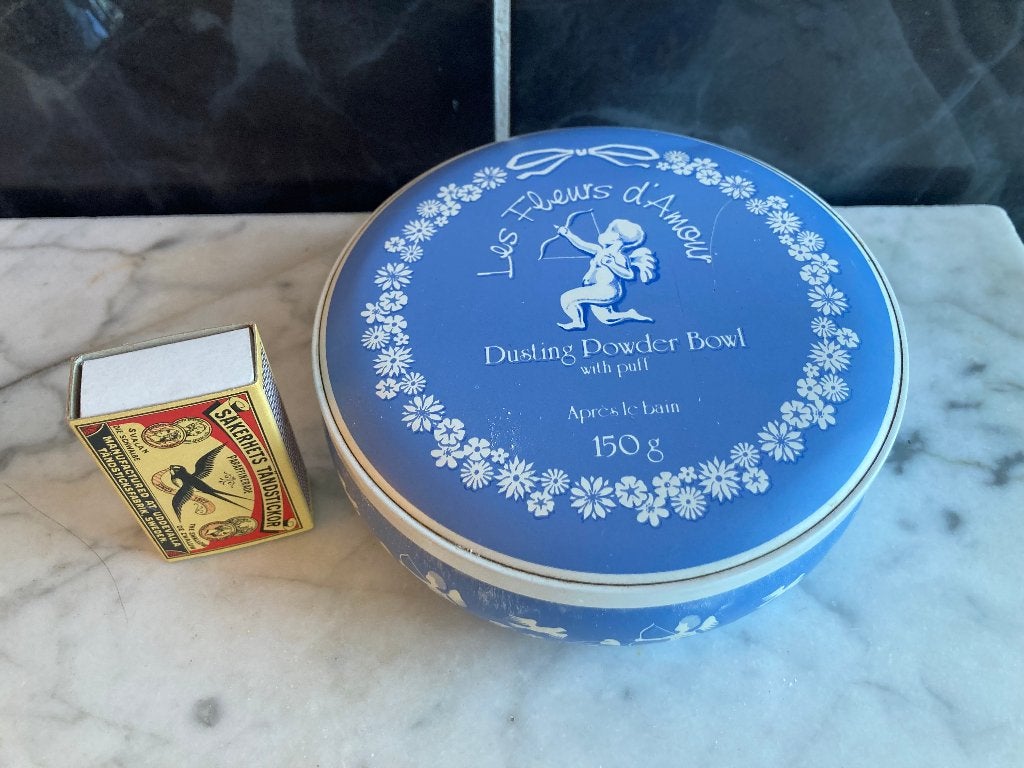 Pastelblauw rond talkpoeder blikje met poederdons Les Fleurs, Ophalen of Verzenden, Zo goed als nieuw, Overige typen