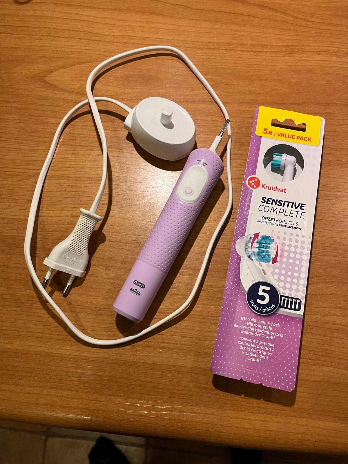 Oral-B Braun elektrische tandenborstel met opzetborstels, Ophalen of Verzenden, Zo goed als nieuw, Mondverzorging