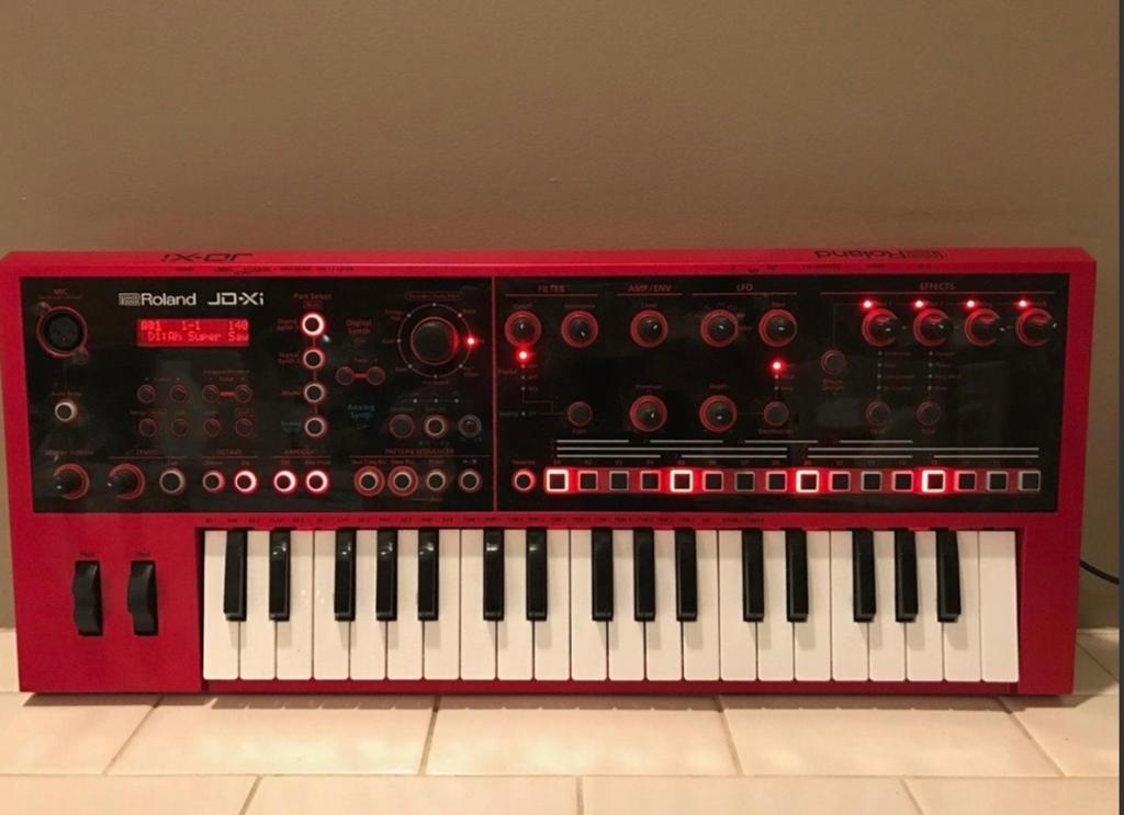 Roland JD-Xi Red Limited Edition Synthesizer met Vocoder, Muziek en Instrumenten, Synthesizers, Roland, Zo goed als nieuw, Met midi-aansluiting