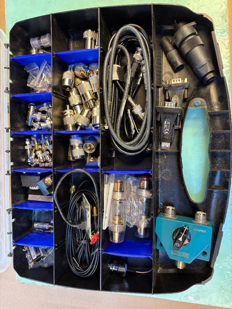 Diverse RF-connectoren en kabels in handige opbergdoos, Ophalen, Zo goed als nieuw, Antenne