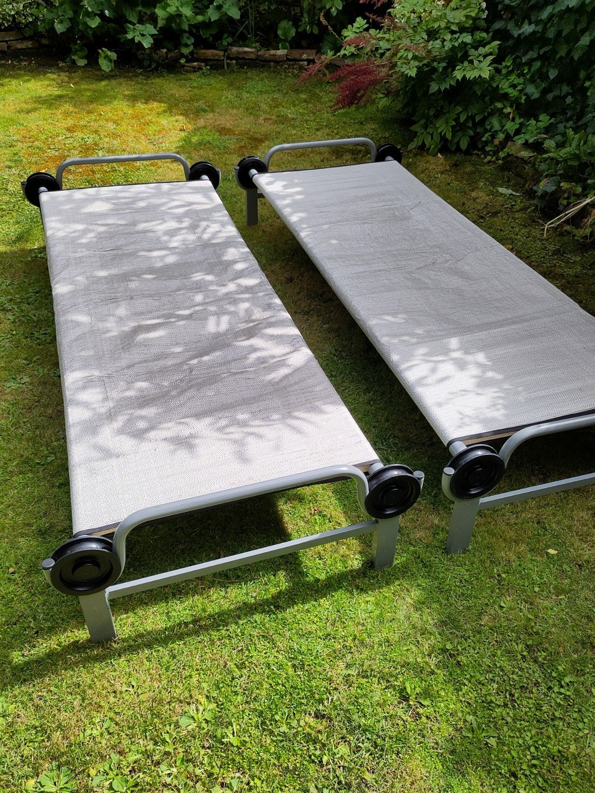 DISC-O-BED stapelbedden / veldbedden/ kampeerbed (2 stuks), Ophalen, Zo goed als nieuw