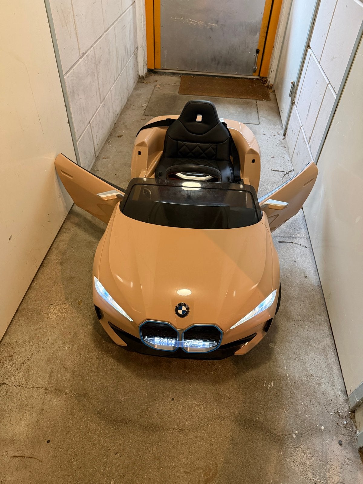 BMW i4 Elektrische Kinderauto met Afstandsbediening, Ophalen, Zo goed als nieuw, Afstandsbediening