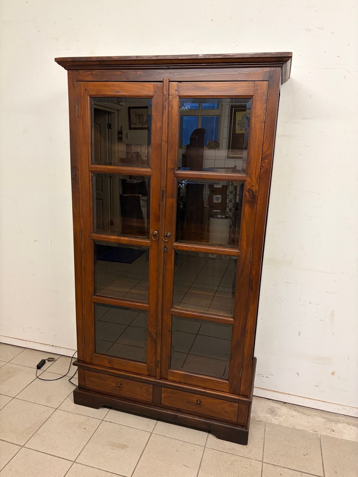 Boekenkast/Servieskast donker noten teak kleur met verlichti, Ophalen, Gebruikt, Teakhout, 50 tot 100 cm