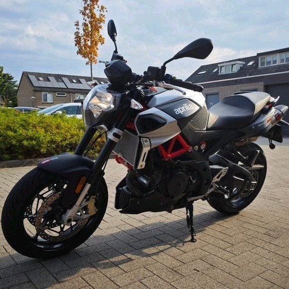 Aprilia Shiver 900 (2017) Akrapovič-Quickshifter–13.360 km, Motoren, Motoren | Aprilia, Particulier, Naked bike