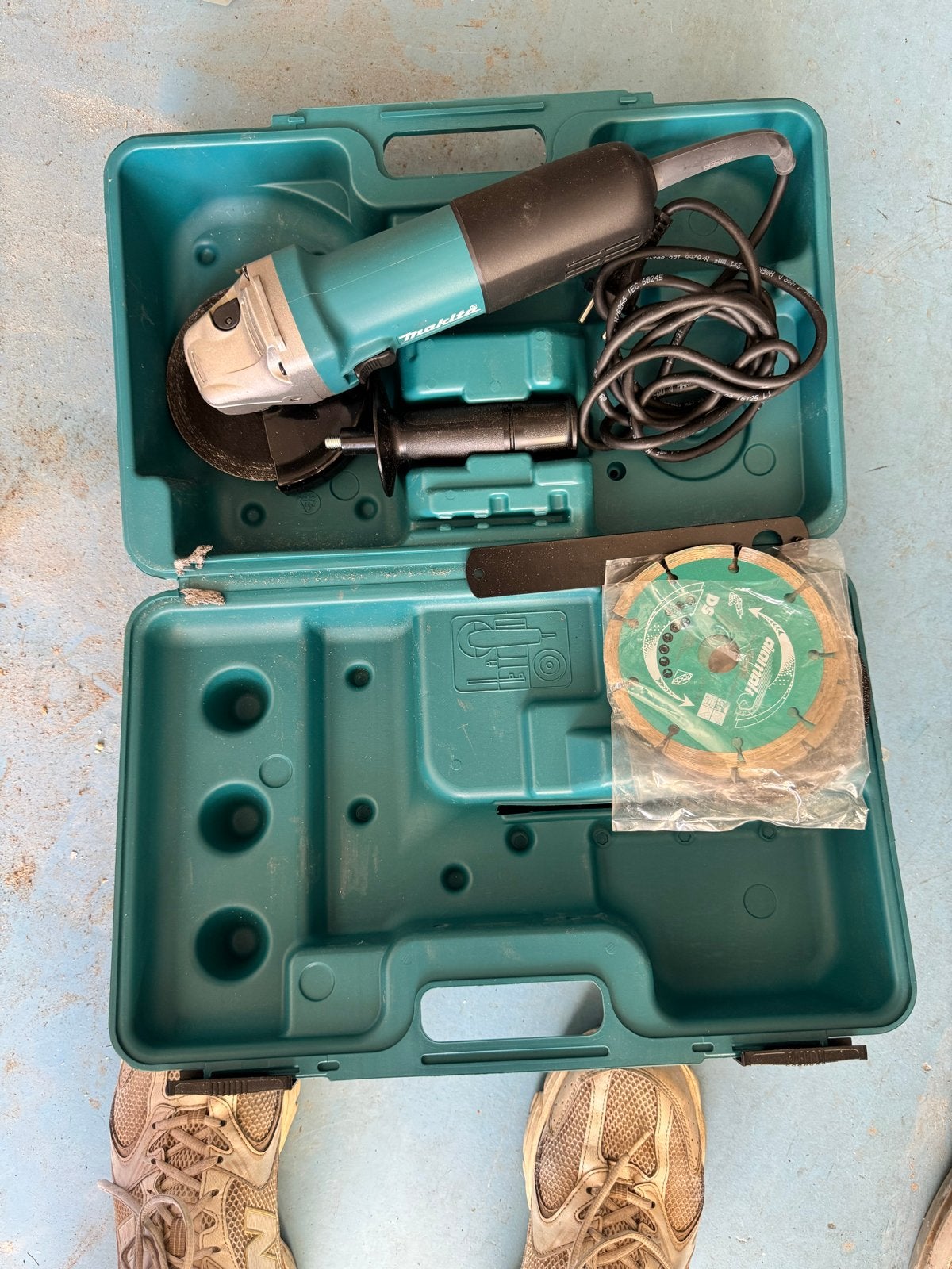 Makita Haakse Slijper 9558HNR met Koffer en Schijven, Ophalen, Zo goed als nieuw, 700 tot 1000 watt, Haakse handslijpmachine