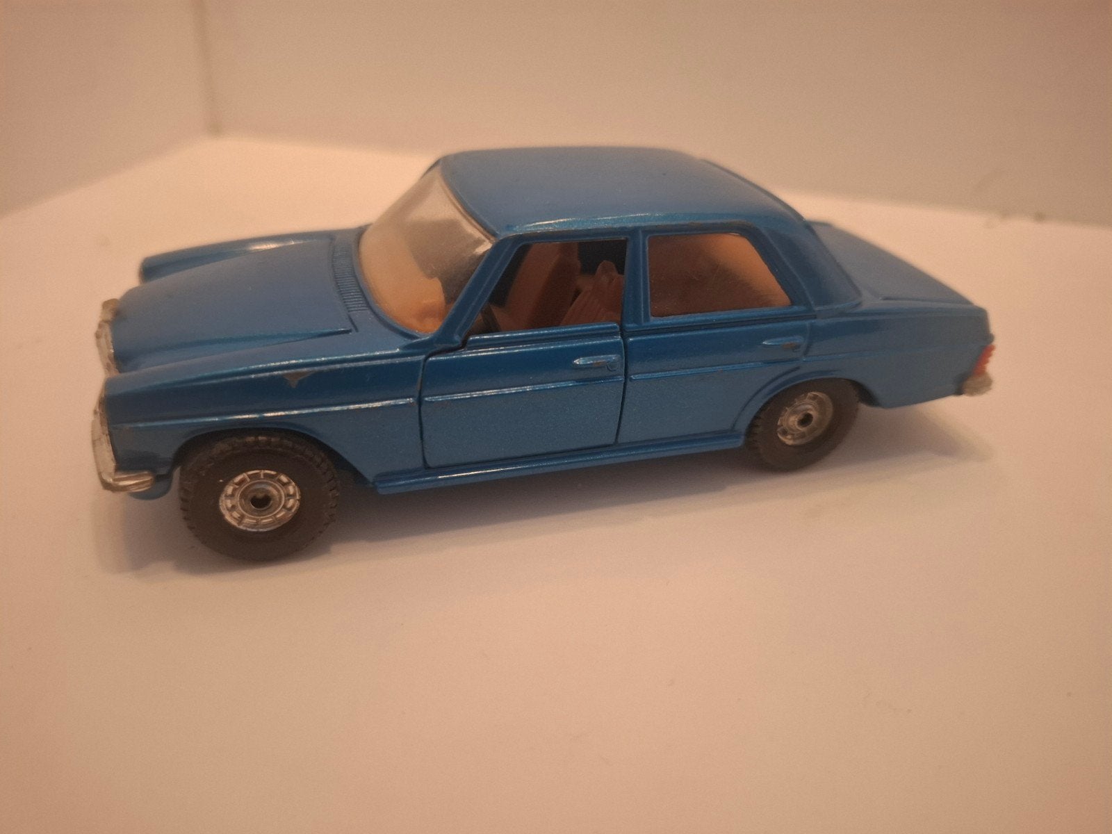 Mercedes Benz 240D met Caravan Corgi, Hobby en Vrije tijd, Ophalen of Verzenden, Gebruikt, Auto, Corgi