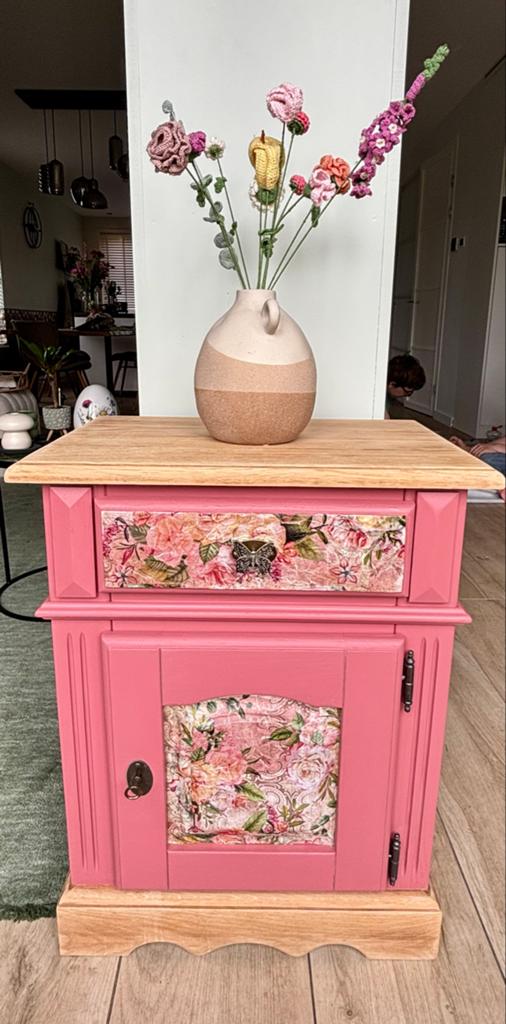 Uniek nachtkastje/bijzettafel - roze met bloemmotief, Ophalen