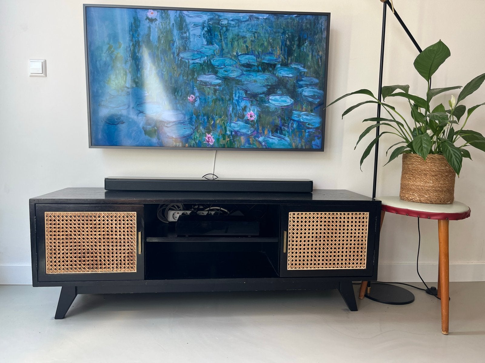 Zwart houten tv-meubel met rotan deurtjes en 2 planken, Ophalen, Gebruikt, 100 tot 150 cm, Minder dan 100 cm