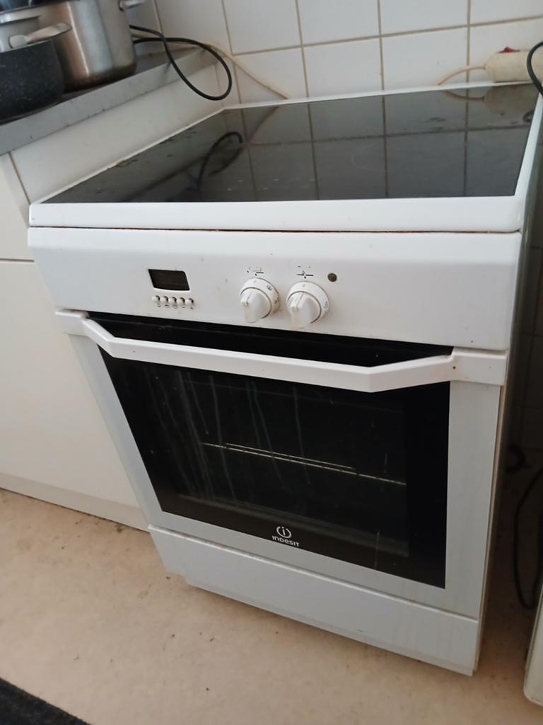 Fornuis Indesit met oven, Ophalen, 4 kookzones, Zo goed als nieuw, Gas