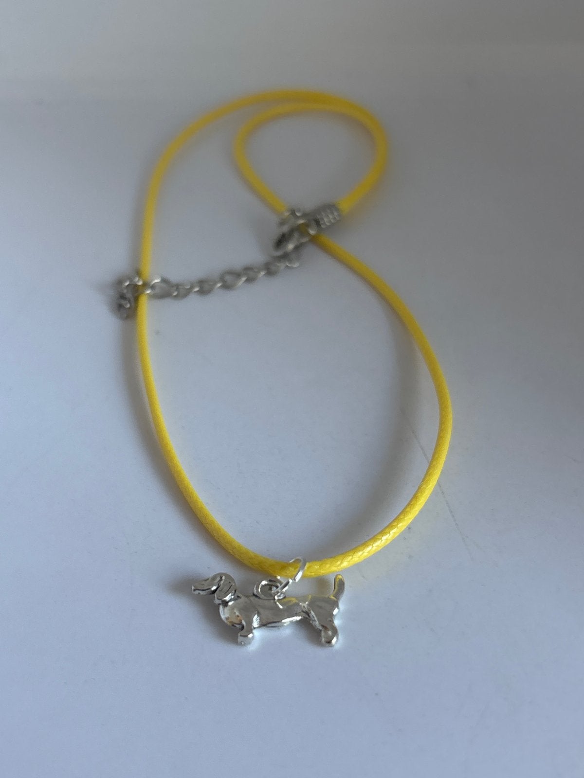 Nieuwe gele ketting met teckel hanger, Met hanger, Kunststof, Verzenden, Geel