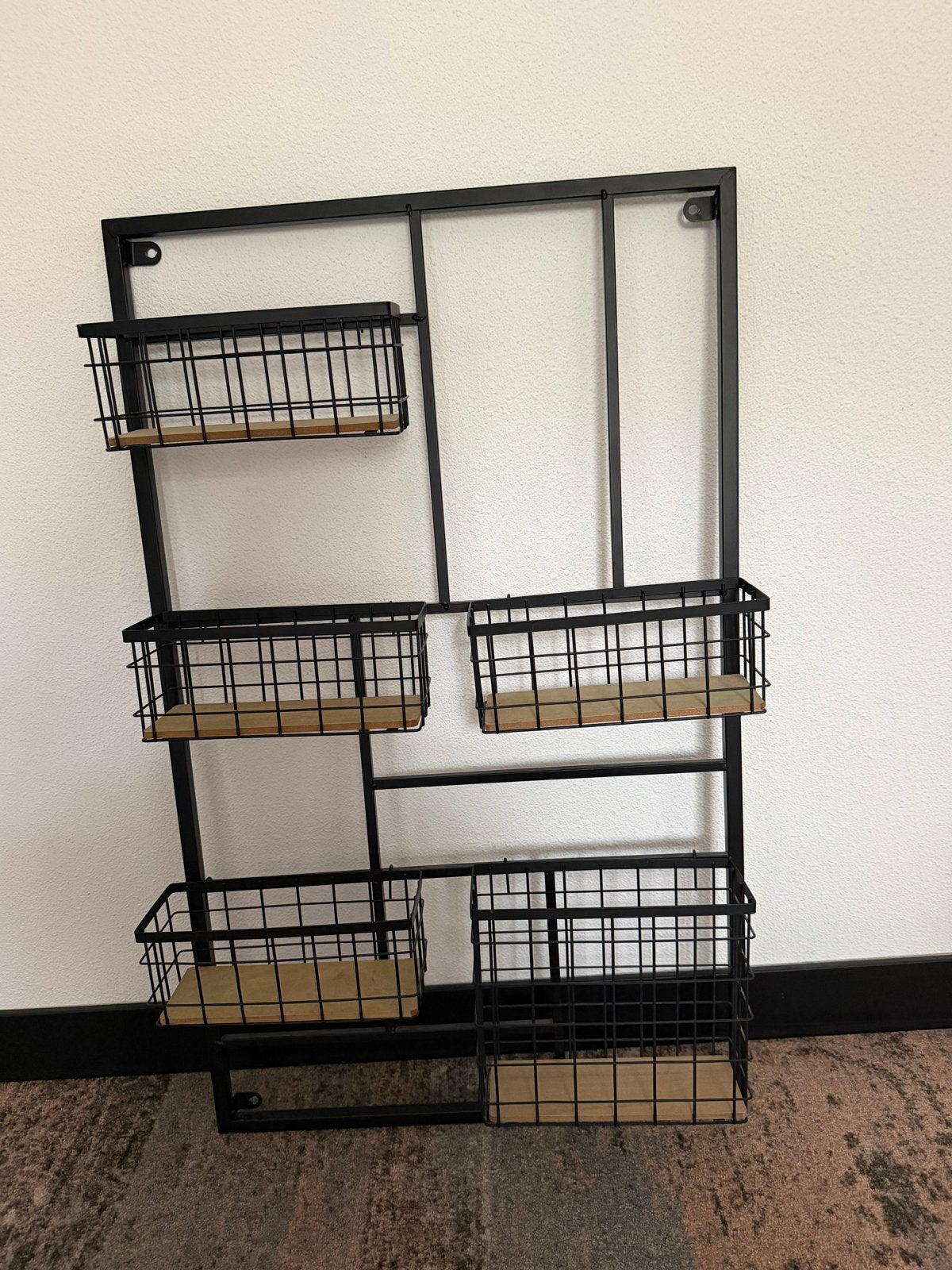 Zwart metalen wandrek met houten mandjes, Huis en Inrichting, Ophalen of Verzenden, Gebruikt