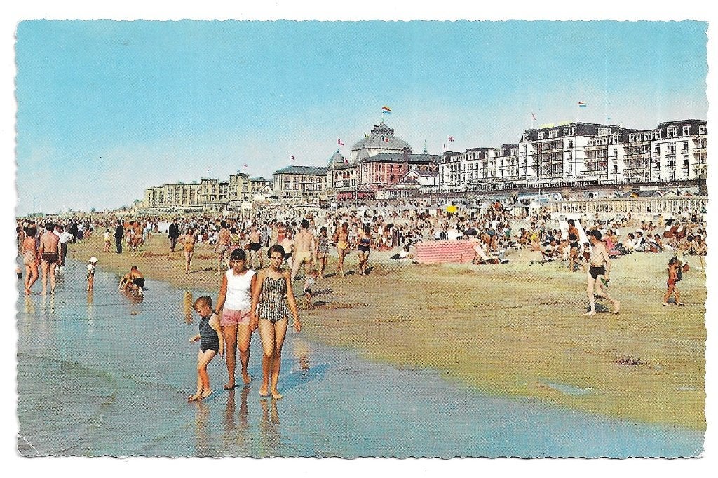 AK Scheveningen - Strand met Kurhaus, Ophalen of Verzenden, 1960 tot 1980, Ongelopen, Zuid-Holland