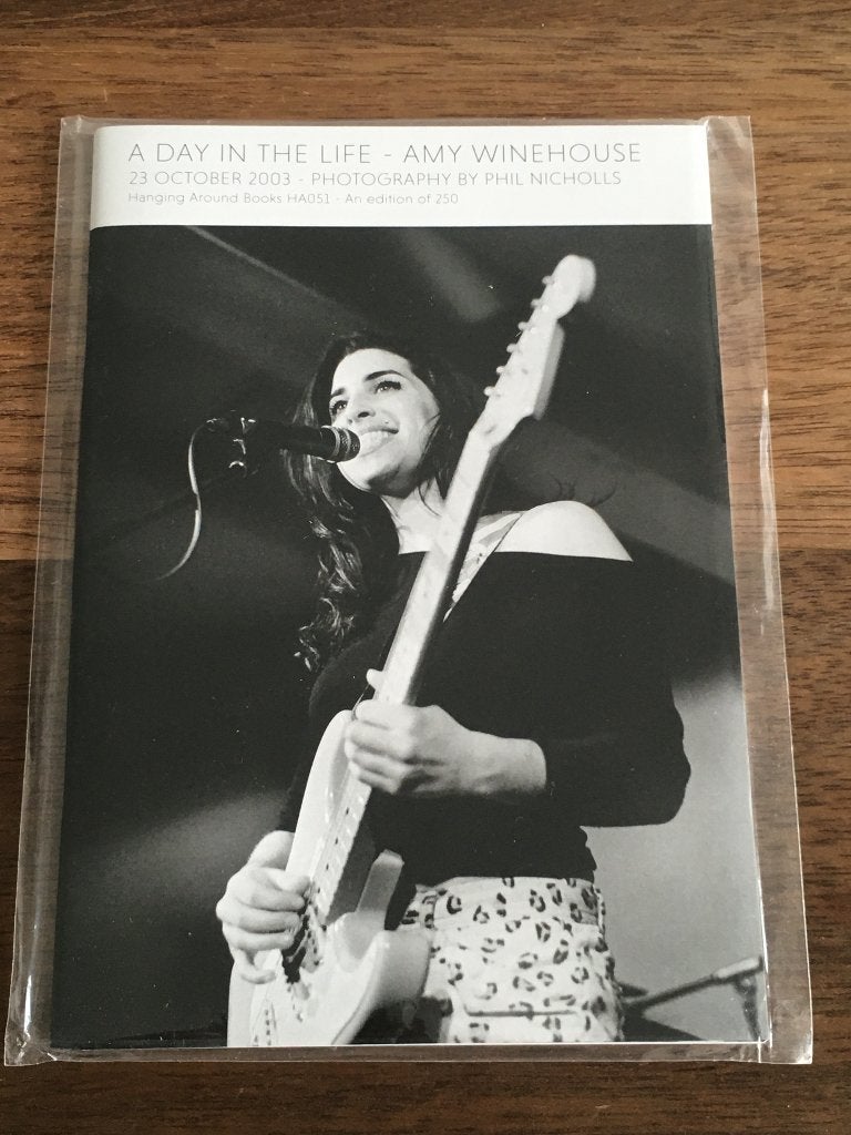 Fotoboekje Amy Winehouse A Day In The Life 2003 NIEUW, Boeken, Ophalen of Verzenden, Nieuw, Artiest