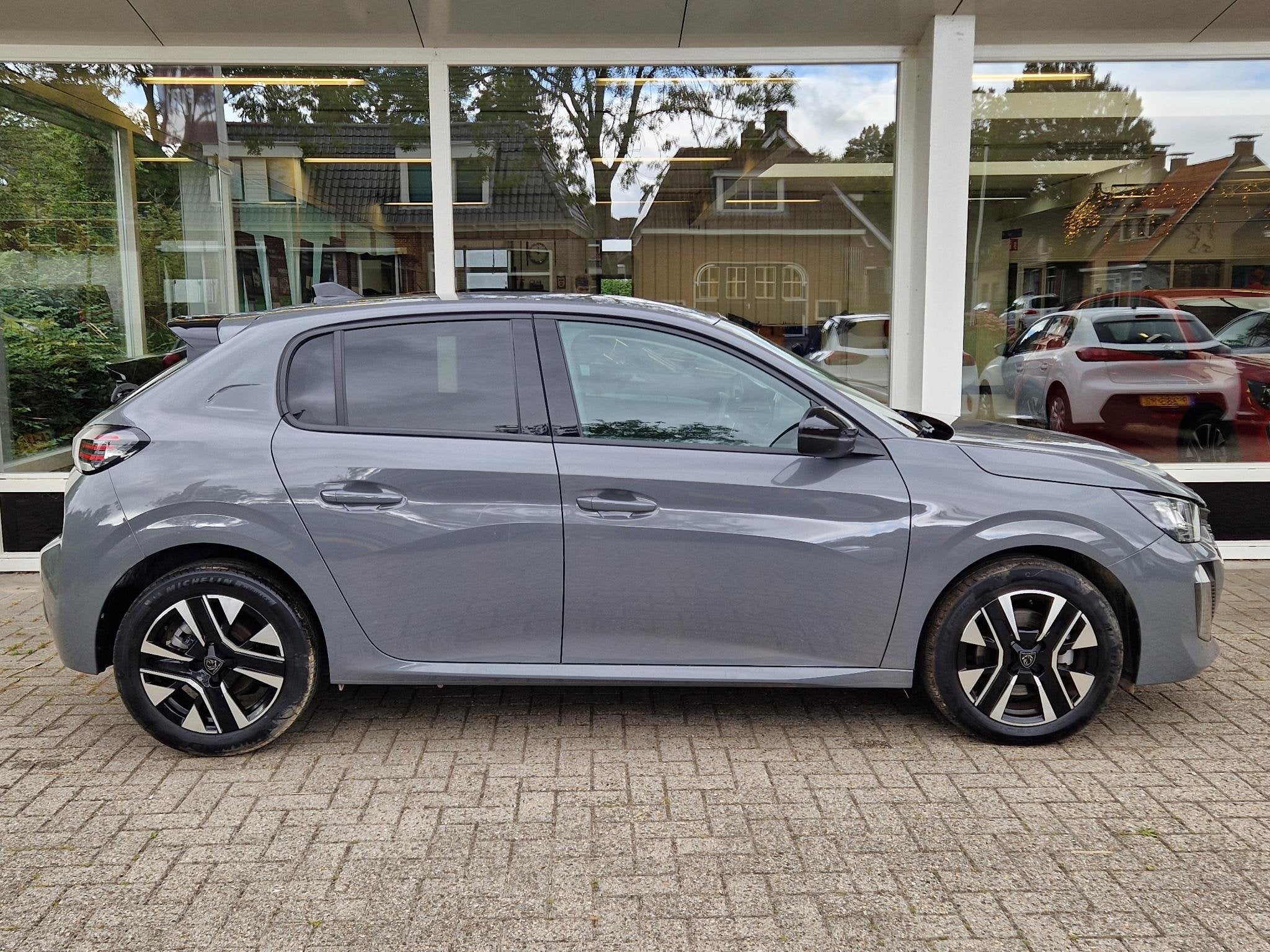 Peugeot 208 1.2 Hybrid 100 e-DCS6 Allure | Climate & Cruise, Auto's, Voorwielaandrijving, 1199 cc, Leder en Stof, Handgeschakeld
