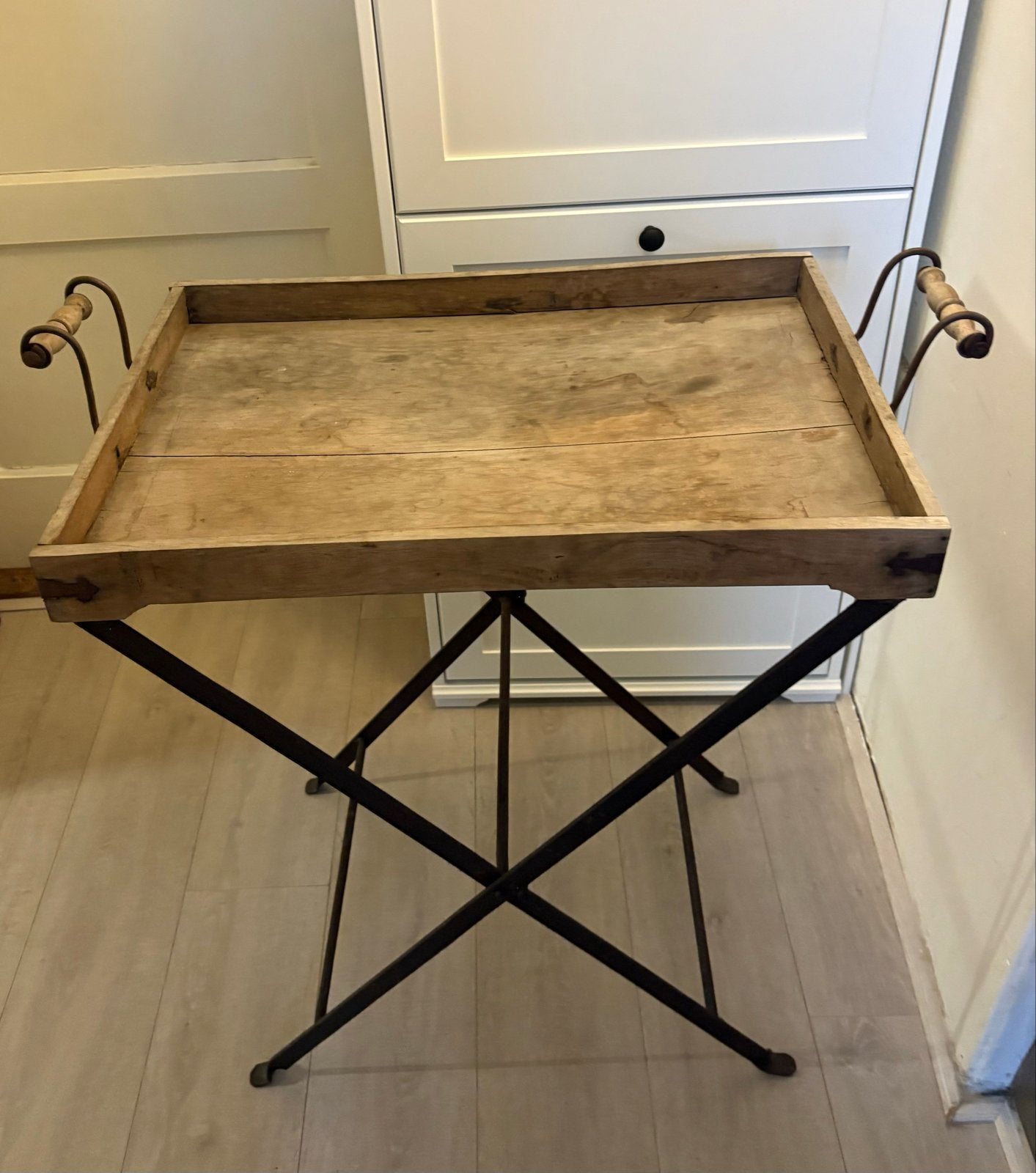 Vintage butler tray, houten dienblad op inklapbaar onderstel, Ophalen