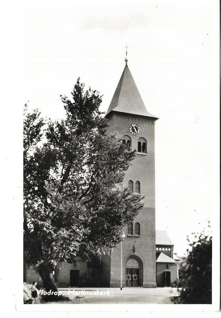 V100 Vlodrop  Martinuskerk, Verzamelen, Ansichtkaarten | Nederland, Ophalen of Verzenden, 1940 tot 1960, Gelopen, Limburg