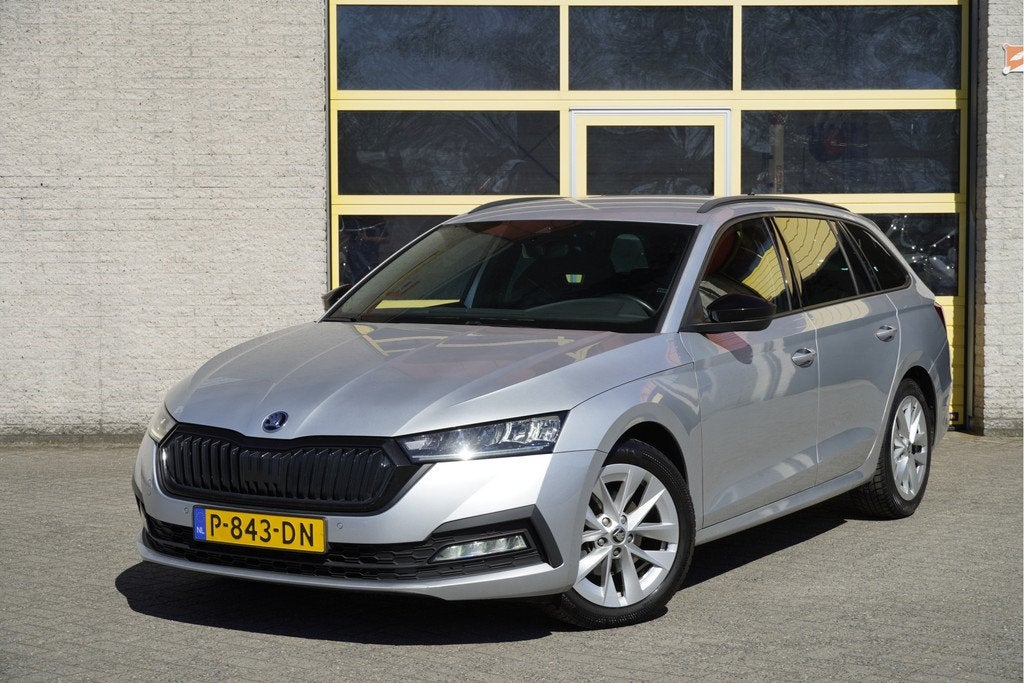 Skoda Octavia Combi 1.5 e-TSI 150PK! Automaat Sport Business, Auto's, Skoda, Stof, 4 cilinders, 150 pk, Origineel Nederlands
