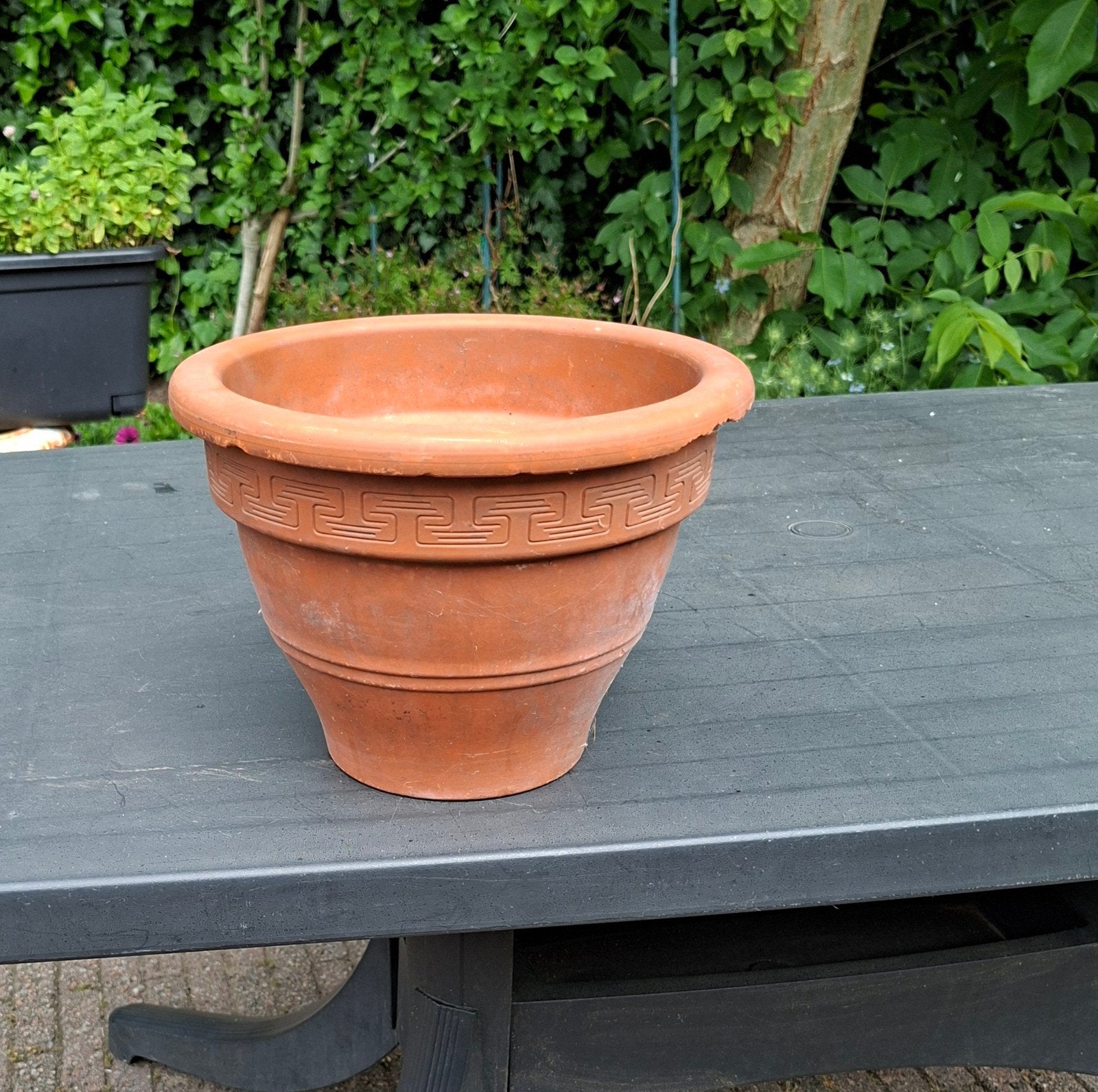 Terracotta bloempot met Grieks patroon, Tuin en Terras, Bloempotten, Gebruikt, Rond, Minder dan 40 cm, Terracotta