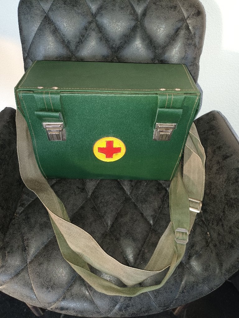 Vintage militaire, medische Rode Kruis-, EHBO , dokterstas, Groen, Gebruikt, Ophalen of Verzenden, Nvt